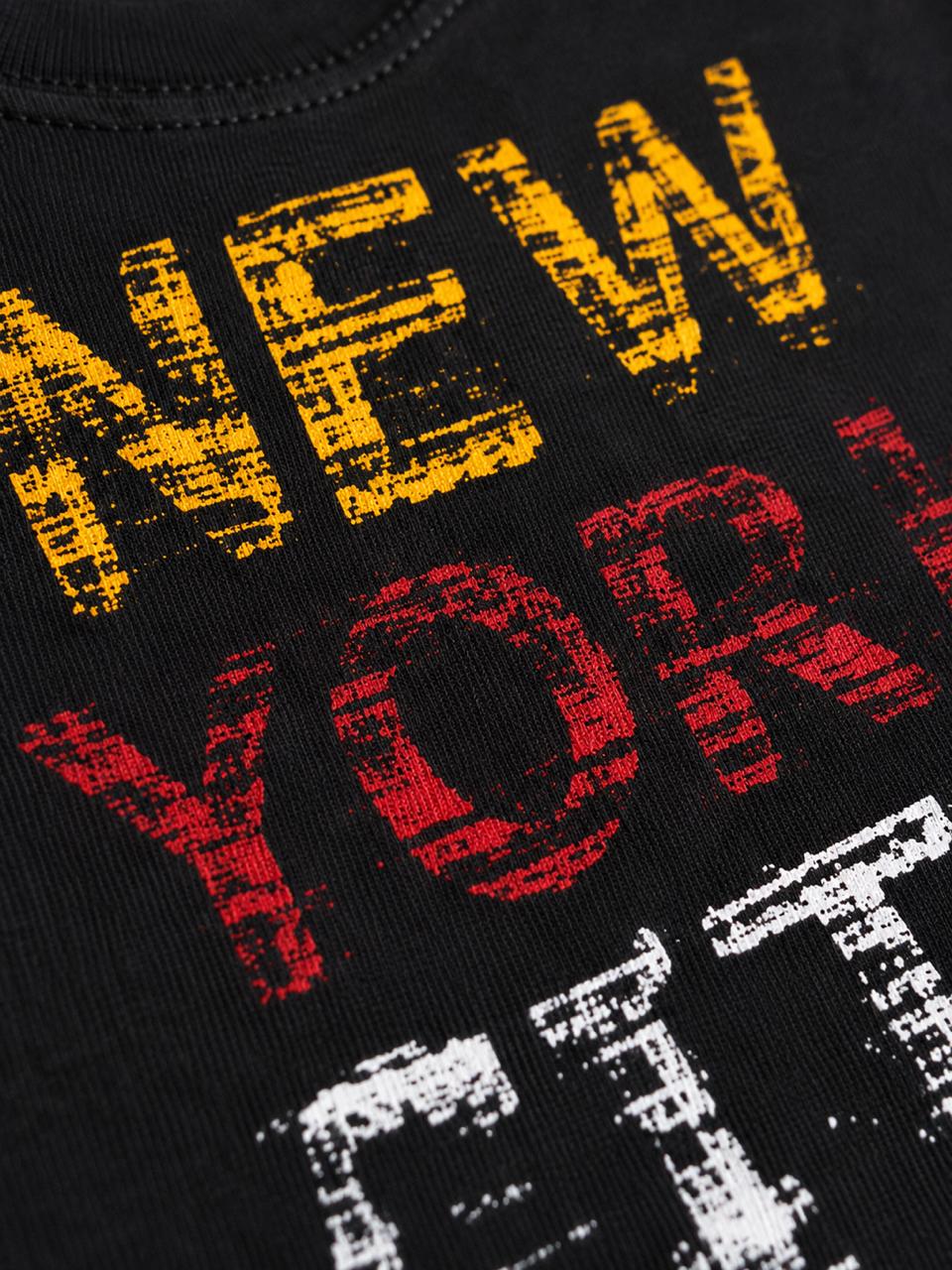 Conjunto infantil masculino New York: camiseta preta com estampa New York City e bermuda vermelha em moletom