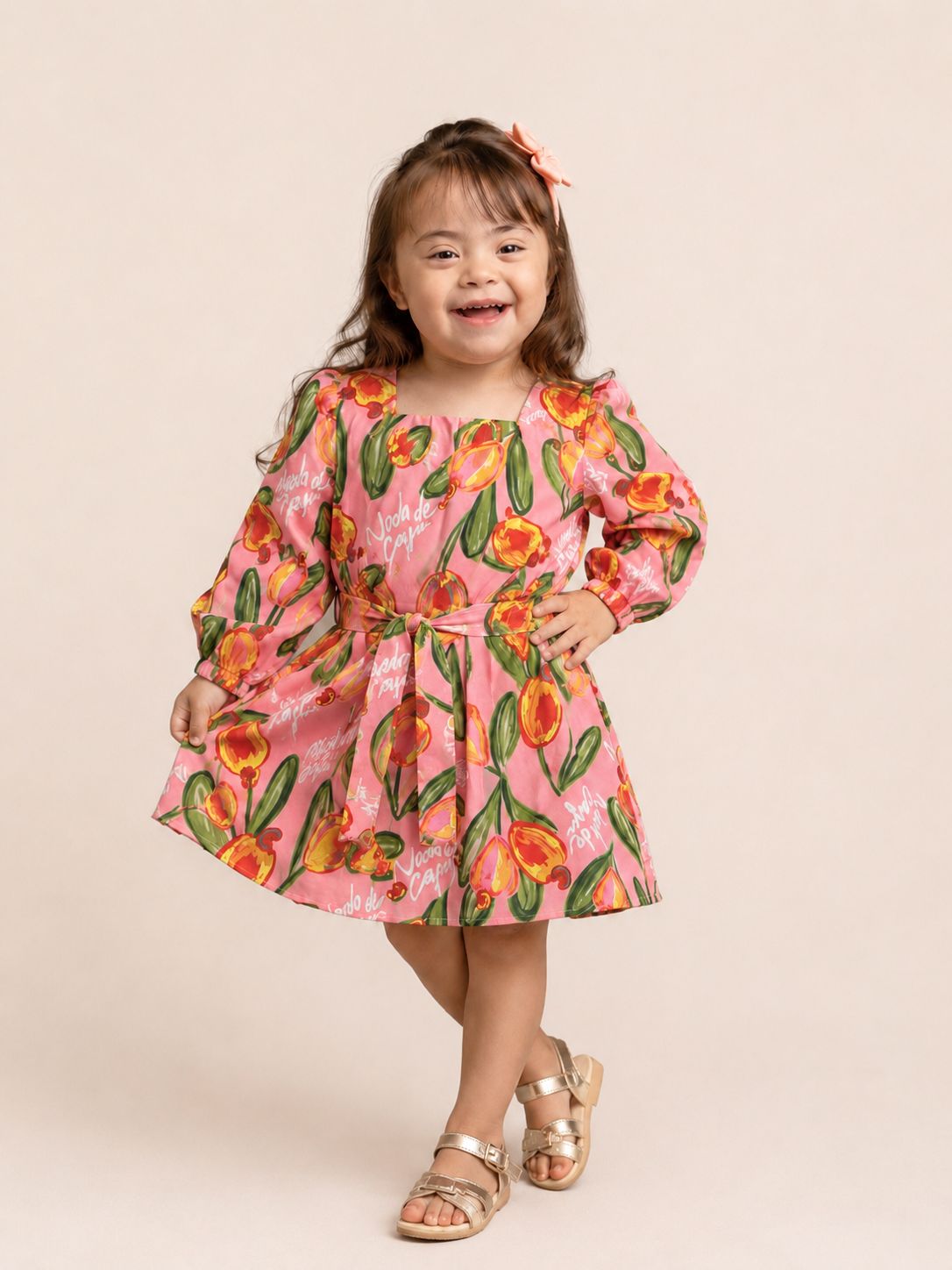 Vestido Caju com estampa floral rosa, manga longa e saia franzida