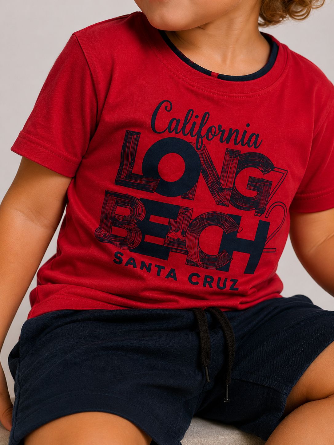 Conjunto infantil masculino Califórnia: camiseta vermelha com estampa Long Beach e bermuda azul marinho