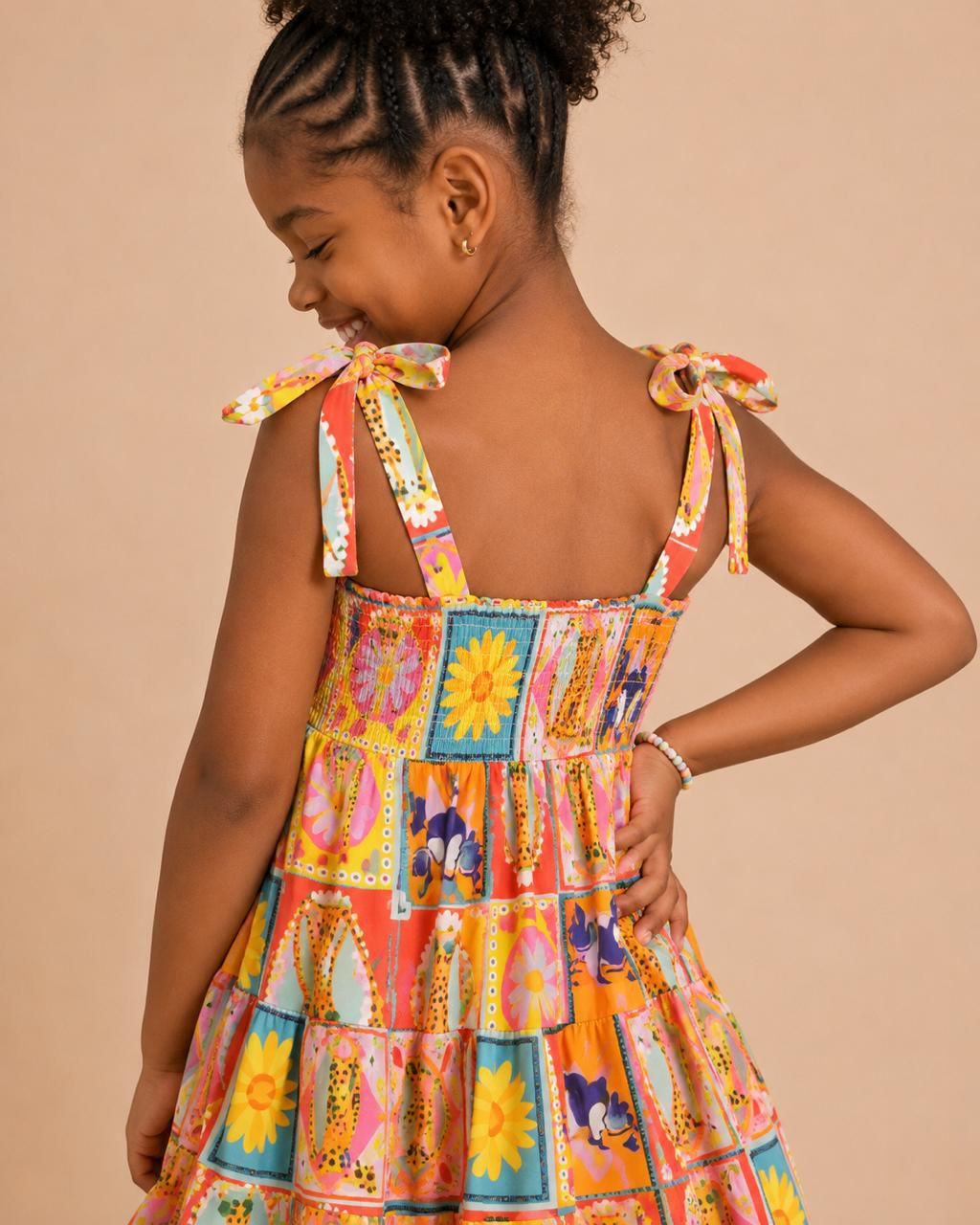 Vestido Savana com estampa patchwork colorida de bichos e flores
