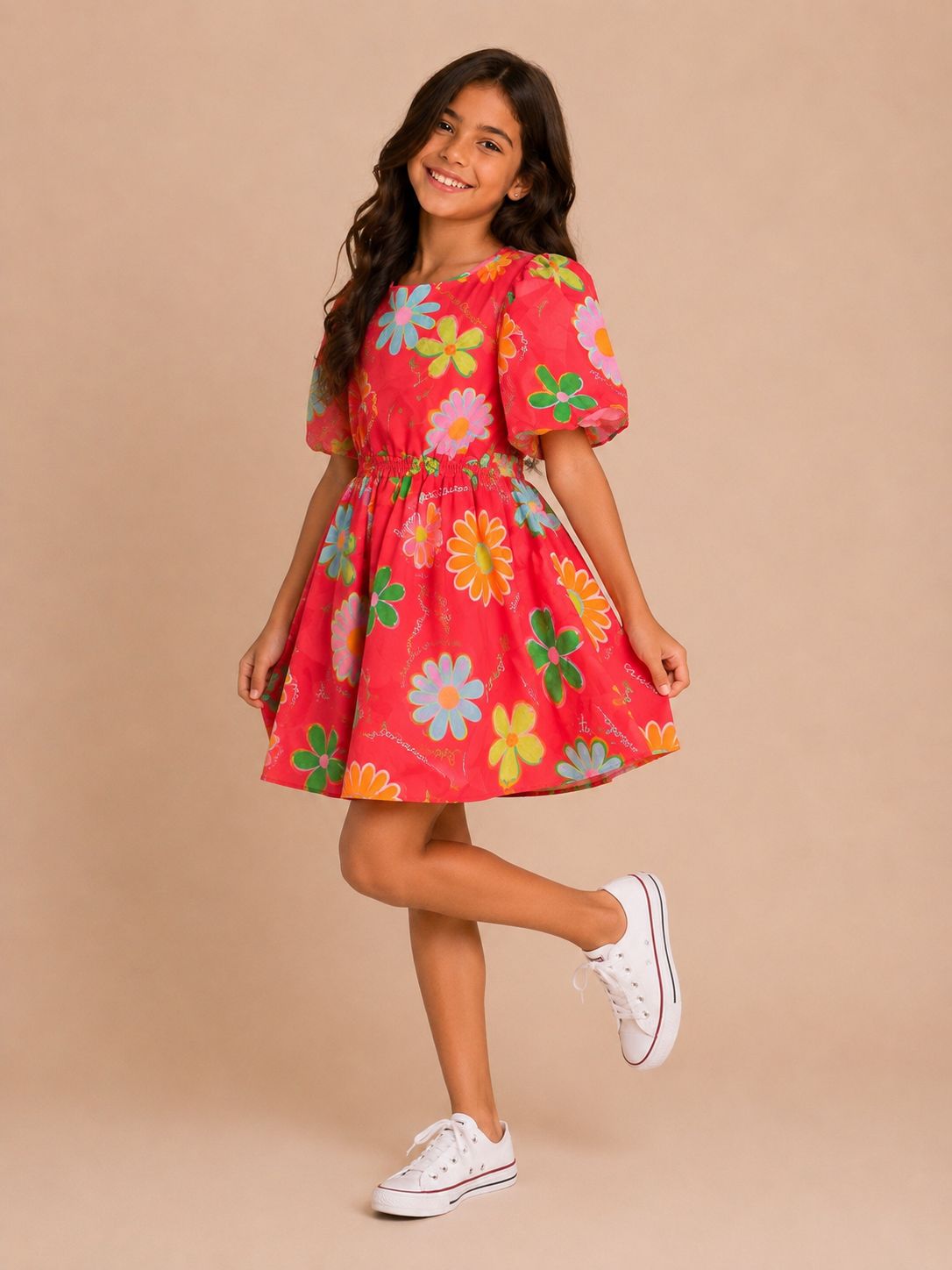 Vestido infantil vermelho floral com mangas bufantes