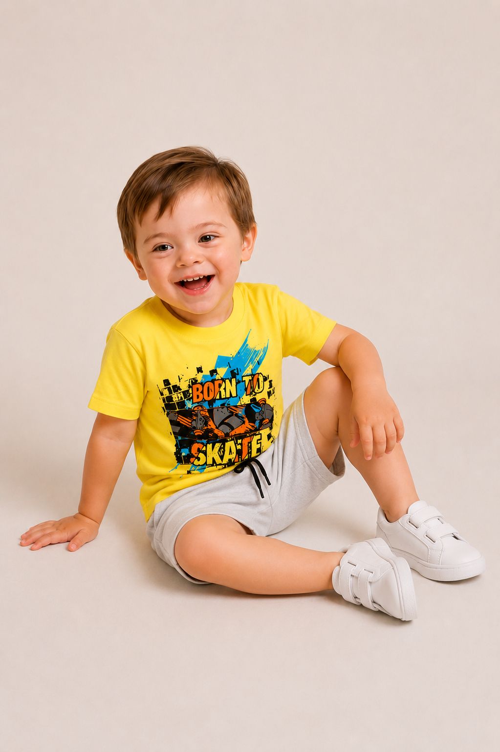 Conjunto infantil masculino Skate: camiseta amarela com estampa Born to Skate e bermuda cinza mescla