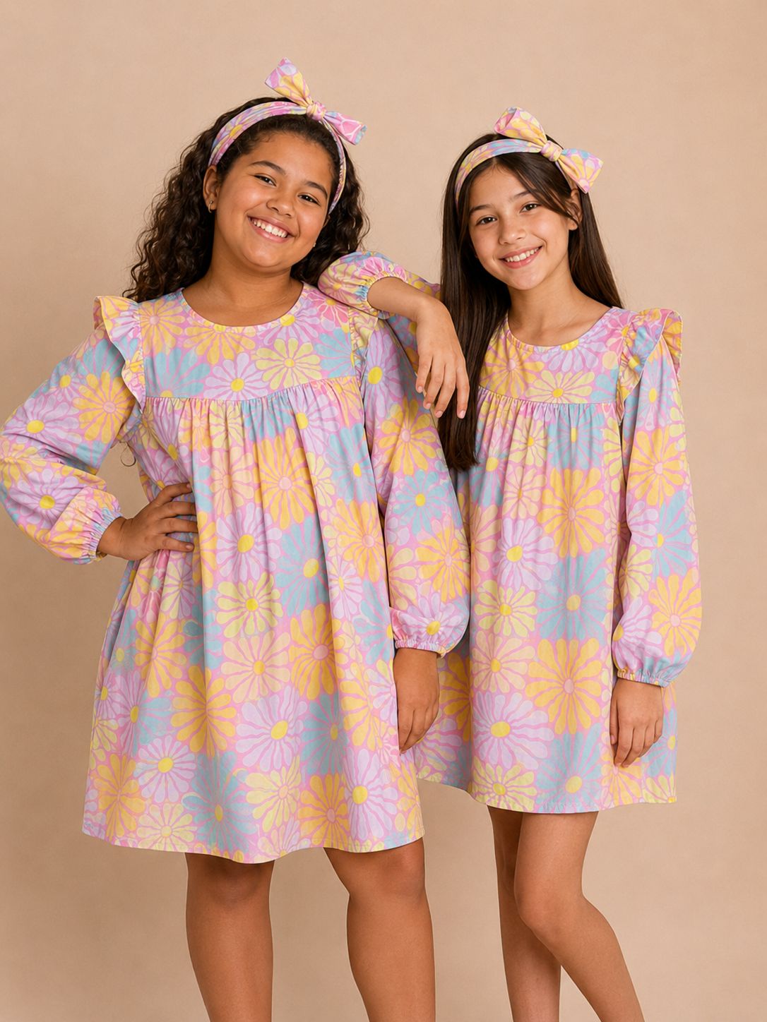 Vestido infantil floral colorido com manga longa e babado