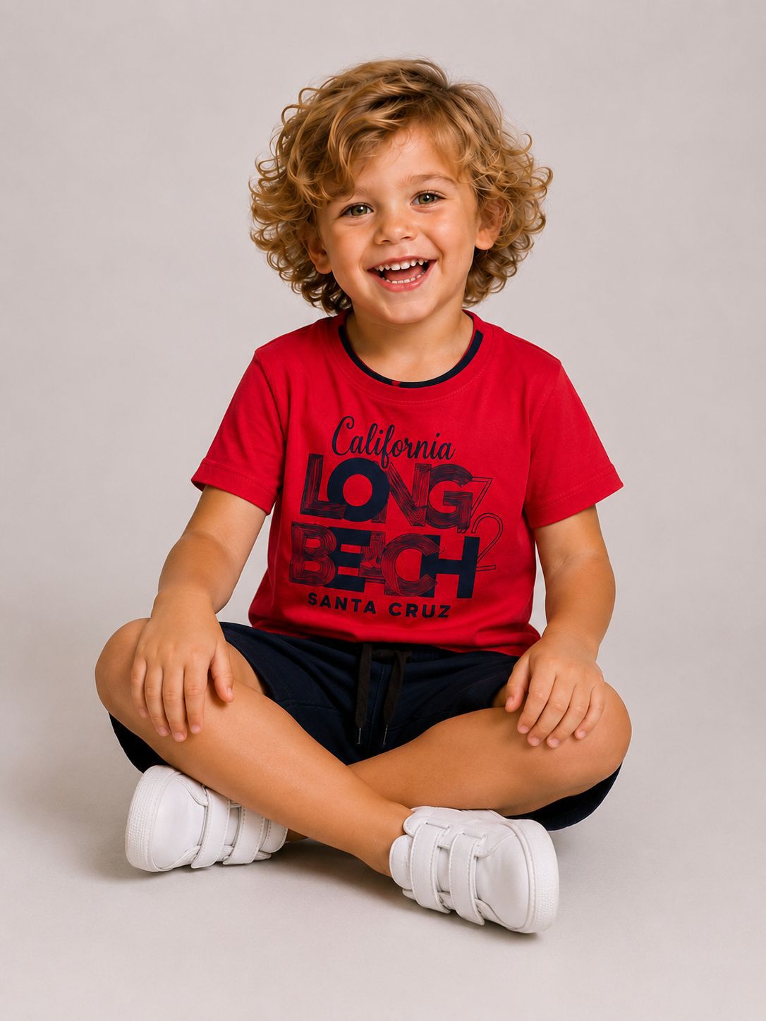 Conjunto infantil masculino Califórnia: camiseta vermelha com estampa Long Beach e bermuda azul marinho